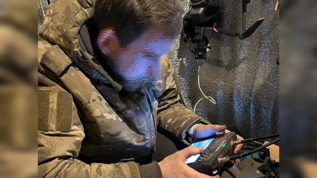    Глядя в экран, отслеживая цели, "Испанец" и его товарищи - хакас, ингуш, сибиряк, кубанец - пишут современную историю. Фото предоставлено бойцом СВО. Владимир Головенко