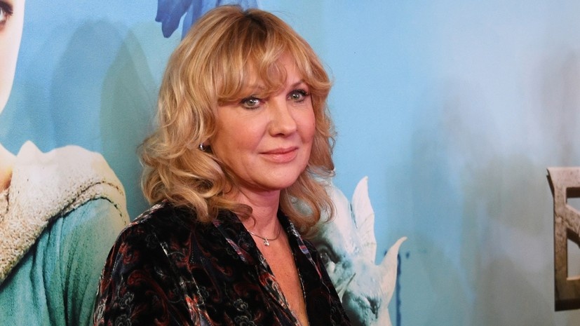     Елена Яковлева родилась 5 марта 1961 года в городе Новоград-Волынский Житомирской области Украинской ССР в семье военнослужащего и научной сотрудницы РИА Новости Григорий Сысоев