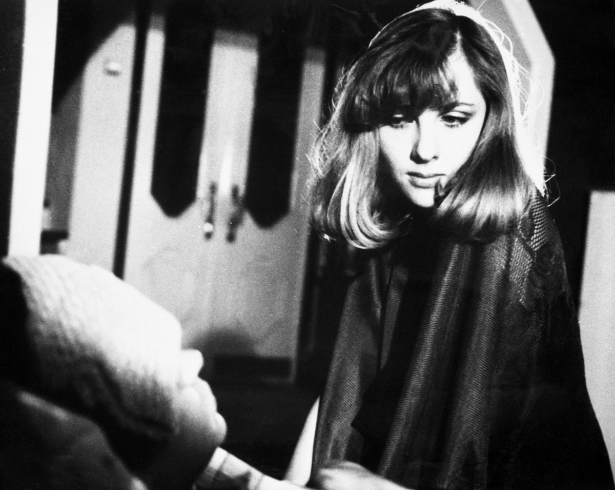    После окончания школы Яковлева поступала в Харьковский институт культуры, но не прошла конкурс. Позднее она сменила несколько мест работы, была картографом и комплектовщицей на радиозаводе. В 1980-м отправилась в Москву. На фото: кадр из фильма Вадима Абдрашитова «Плюмбум, или Опасная игра» (1986) / РИА Новости