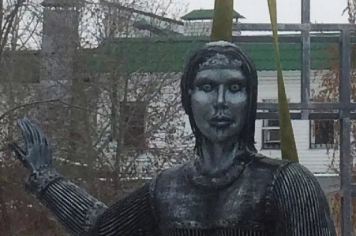    В РФ зарегистрировали два товарных знака со скандальной скульптурой Аленки