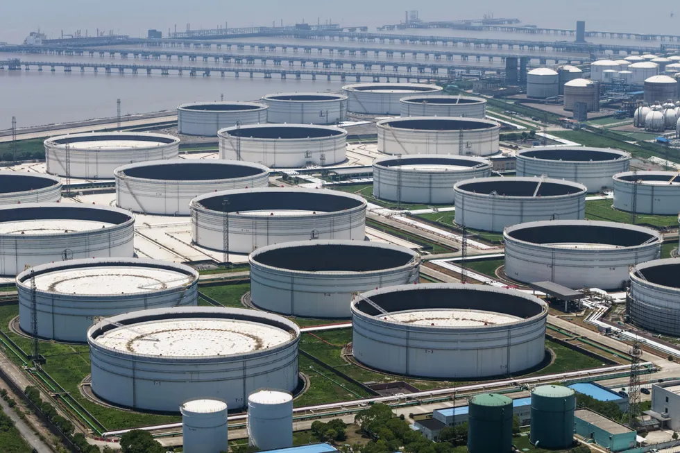 Резервуары с нефтью на НПЗ под Шанхаем, 28 июня 2025 года