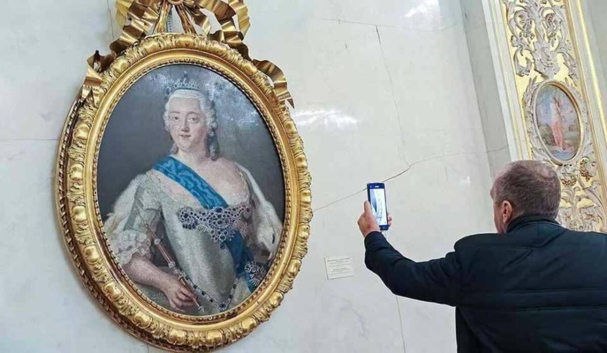     Мужчина фотографирует экспонат. Источник: spb.kp.ru Автор фото: Алексей Булатов