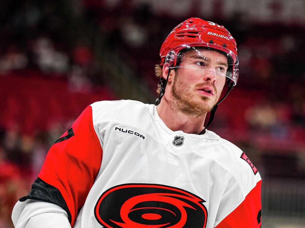    Хоккеист "Каролины Харрикейнз" Андрей Свечников | © Фото : x.com/canes