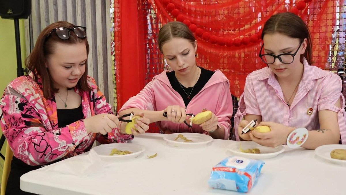     Праздник праздником, а чистку картошки никто не отменял. Фото: администрация Гайского округа.