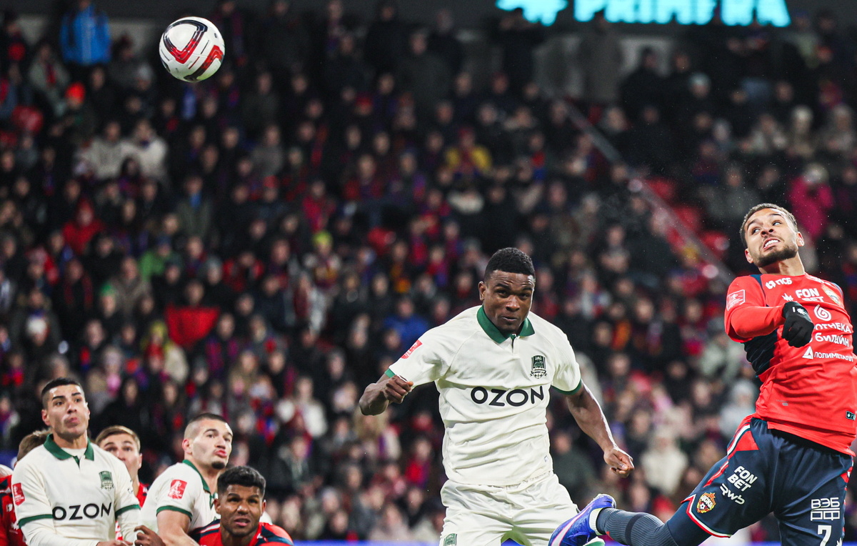    Форвард "Краснодара" Джон Кордоба (по центру)  Сергей Савостьянов/ТАСС