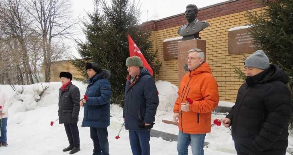 Новосибирские коммунисты возложили цветы к памятнику Сталину в день его смерти