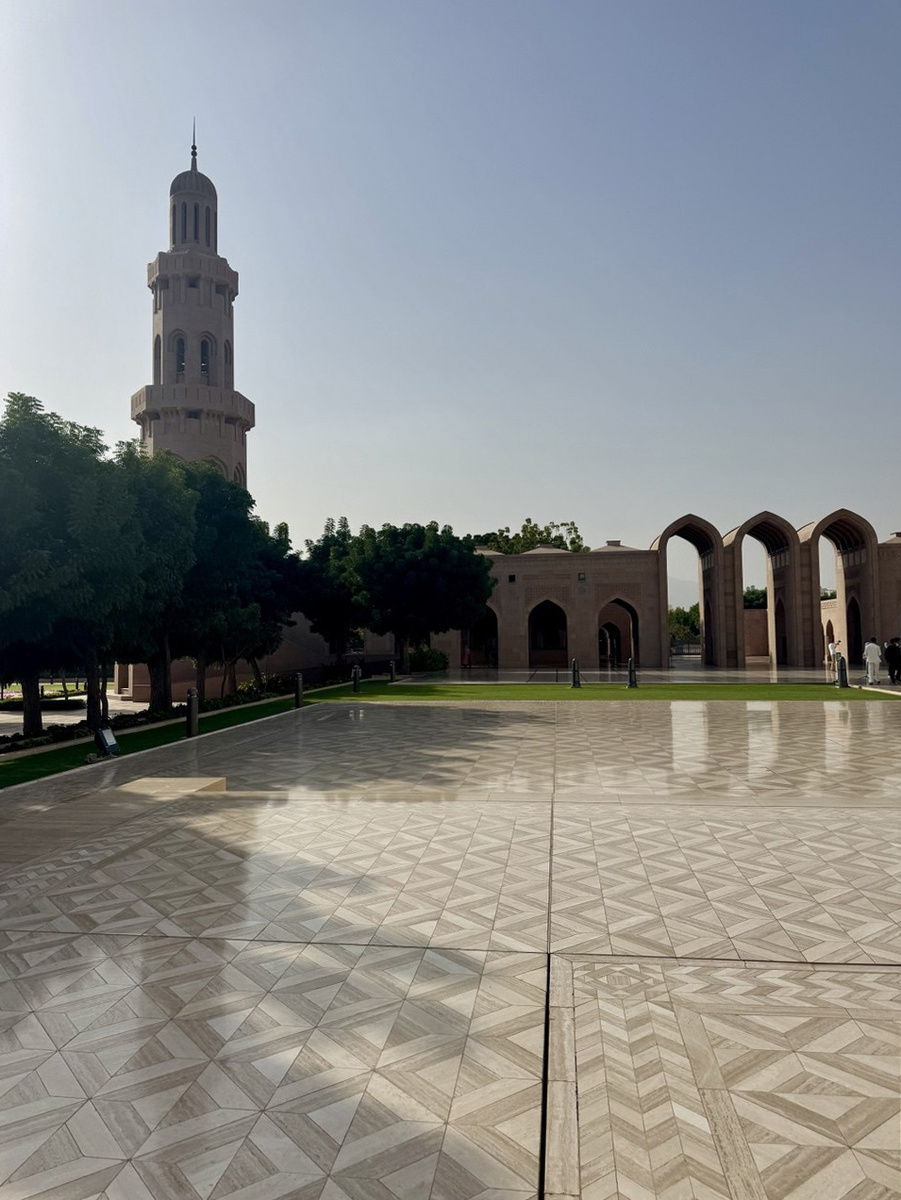 Внутренний двор Мечети Султана Кабуса