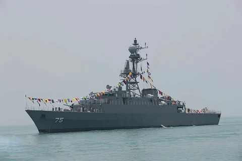 Корабль IRIS Dena с бортовым номером 75 принадлежит Южному флоту ВМС Ирана