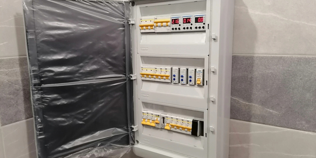 Стоимость электромонтажных работ в 2026 году. Посмотрите на цены и подумайте, что можете сделать сами