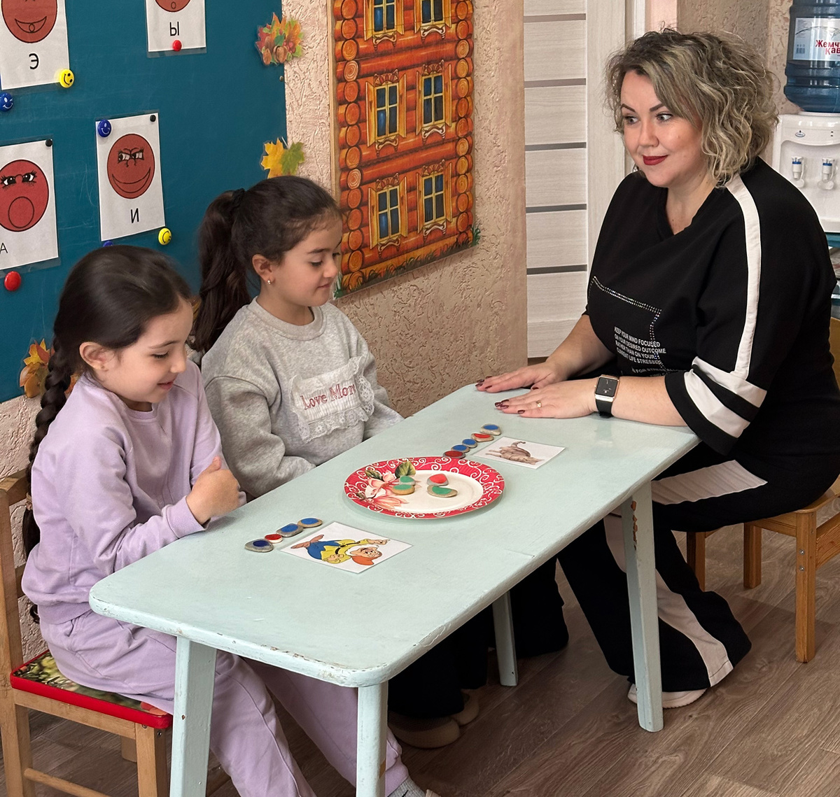 Оксана Василенко проводит занятие со своими воспитанниками. Фото Альбины БАЙТОКОВОЙ.