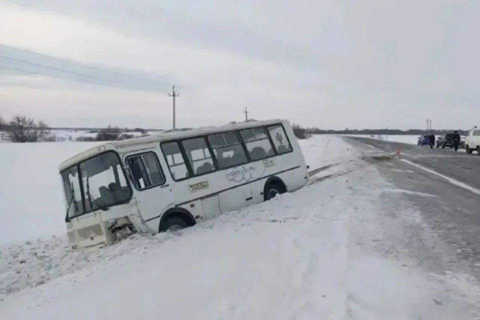    Утром 5 марта автобус столкнулся с легковушкой, пострадавшие доставлены в больницу. Фото: пресс-служба МВД России по Новосибирской области.