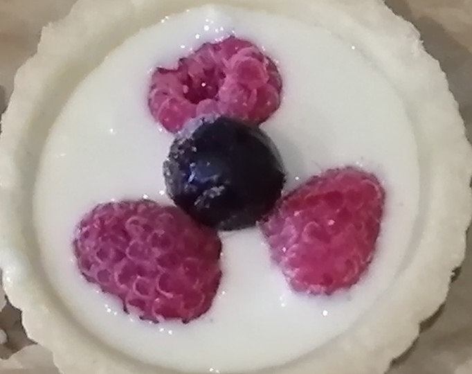 Ленивый сметанник с ягодами.