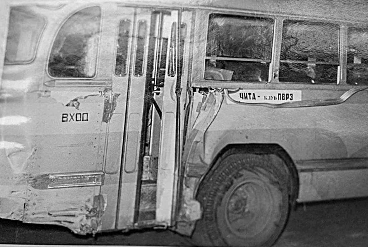 Автобус, помятый грузовиком Васильева. Фото из открытых источников.