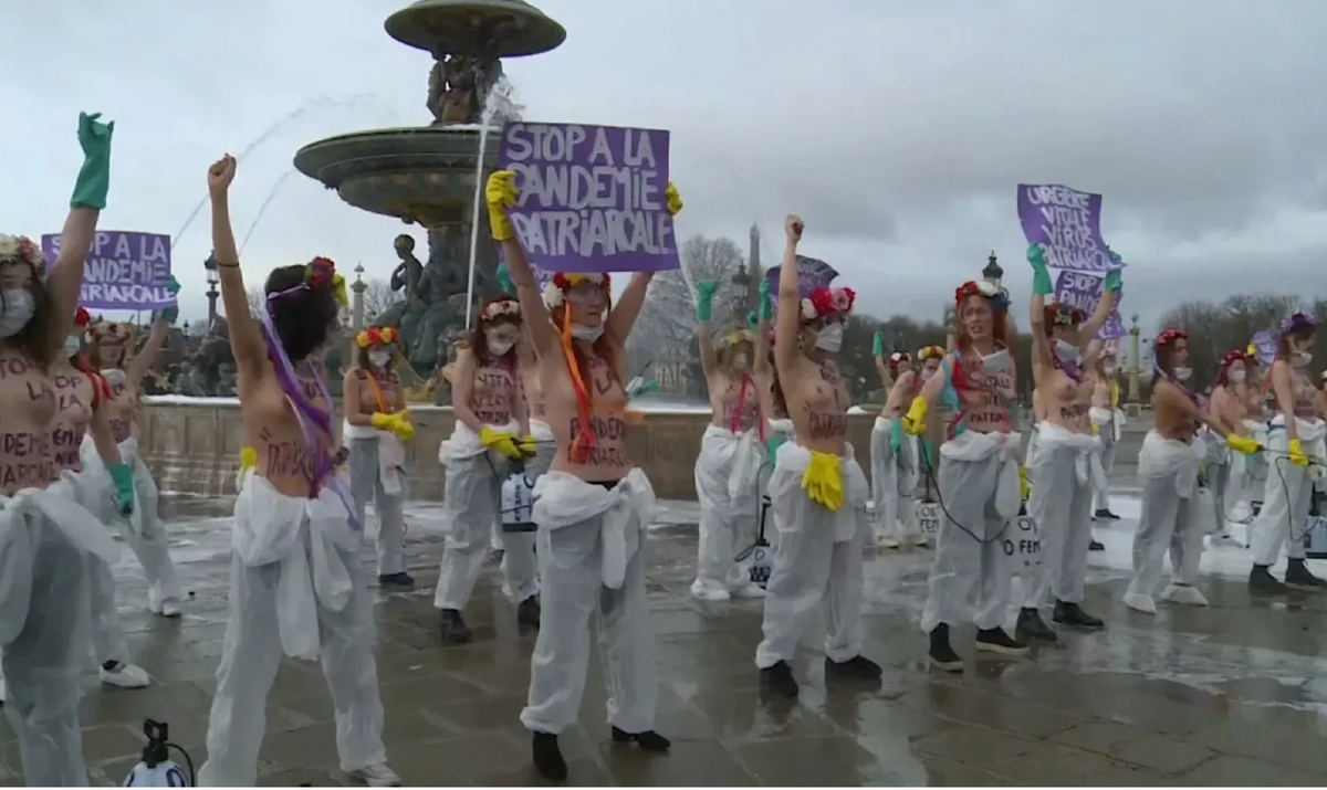 Акция феминисток против бюстгальтеров, «сковывающих свободу»