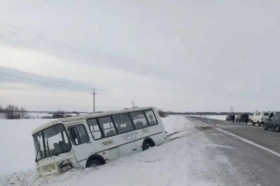 От столкновения ПАЗ потерял управление, съехал с асфальта и опрокинулся в правый кювет. Фото: ГУ МВД России по НСО