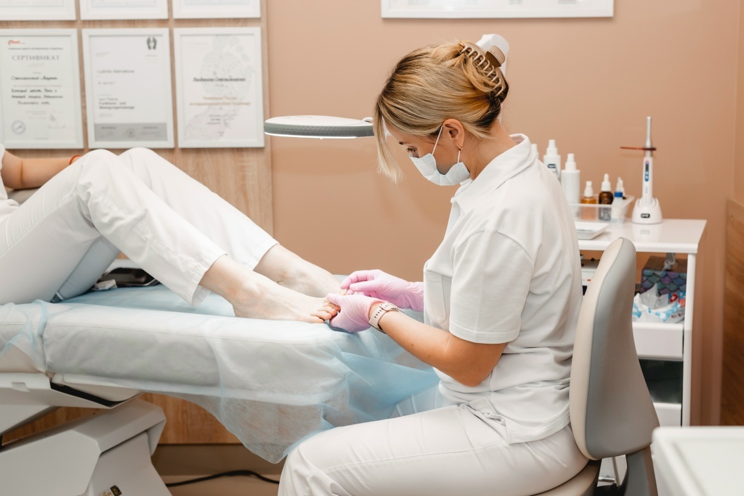  Педикюр позволит получить удовольствие от процедуры и насладиться свежестью и легкостью в ногах.