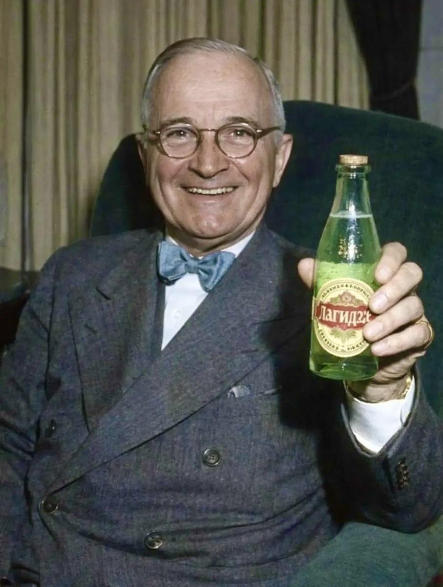 Гарри С. Трумэн — американский государственный и политический деятель, 33-й президент США в 1945–1953 годах.