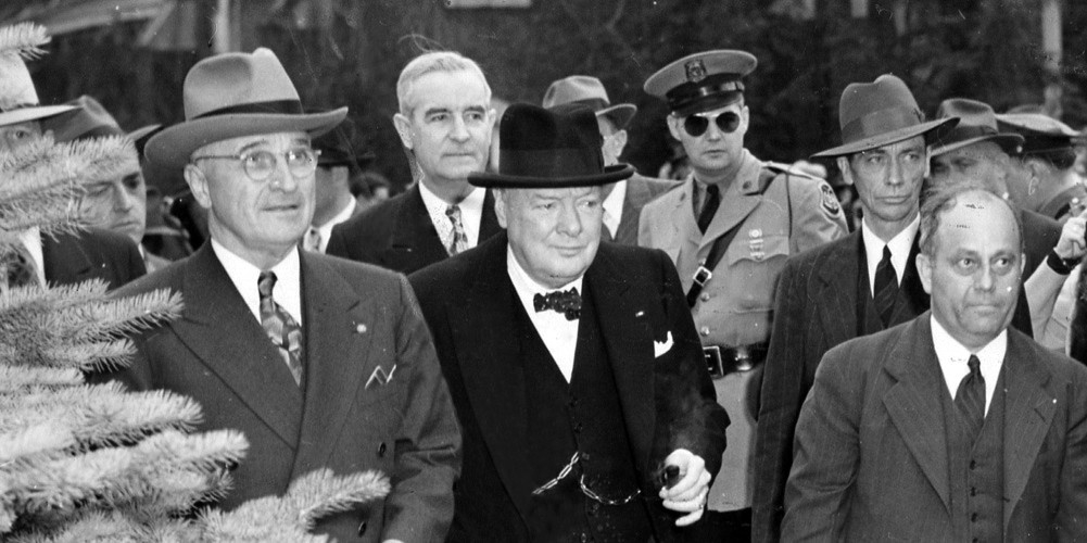     Уинстон Черчилль прибывает в Фултон, штат Миссури, вместе с президентом США Гарри Трумэном / Gettyimages.ru / Universal History Archive / Universal Images Group