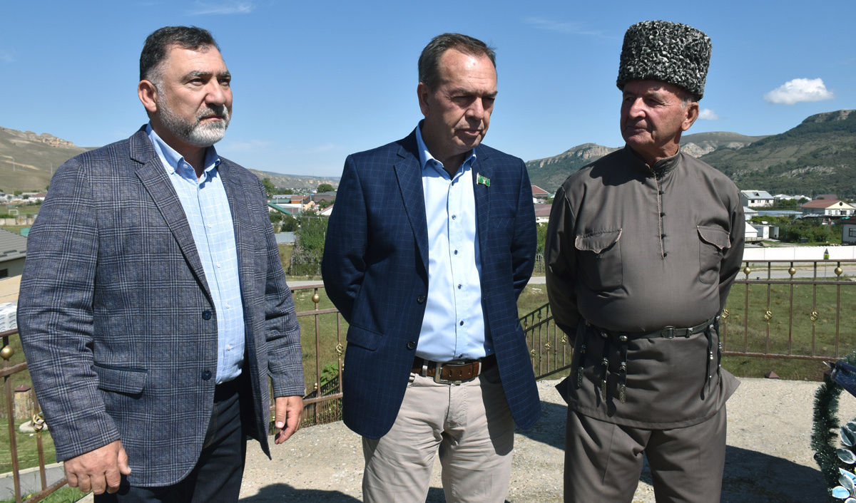 Али Асланов, председатель Федерации черкесских культурных обществ в Европе Затий Сонмез, директор музея а. Али-Бердуковского Аслан Хутов у памятника жертвам Кавказской войны в Али-Бердуковском. Фото Светланы КИЛБА.