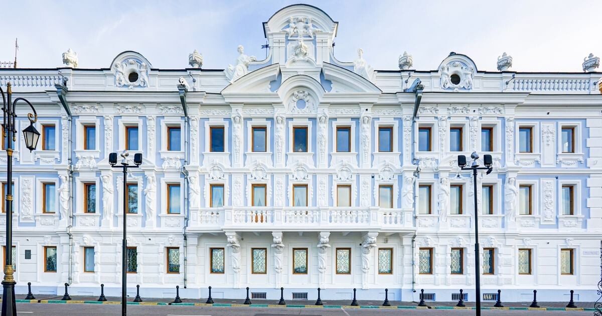 Я забыл сфотографировать главное здание, поэтому фото взял из открытых источников (https://xn--80atoqz.xn--p1ai/institutes/10532/usadba-rukavishnikovykh)