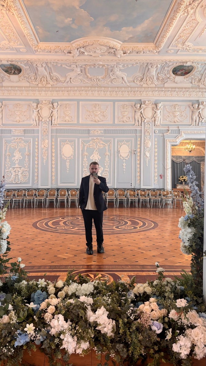 Это я в парадном зале усадьбы Рукавишниковых.