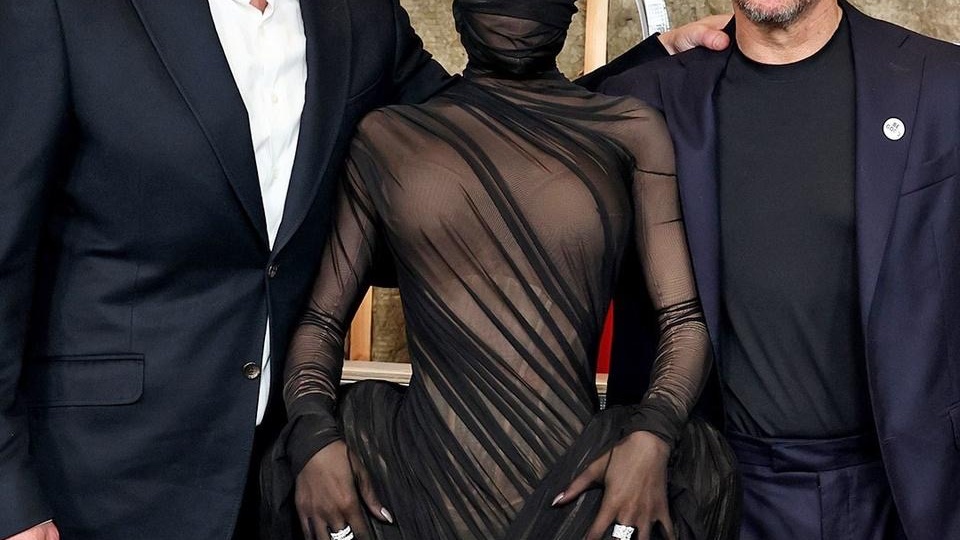 Бен Аффлек в классическом костюме и Тейяна Тейлор в прозрачном платье на красной дорожке в Нью-Йорке