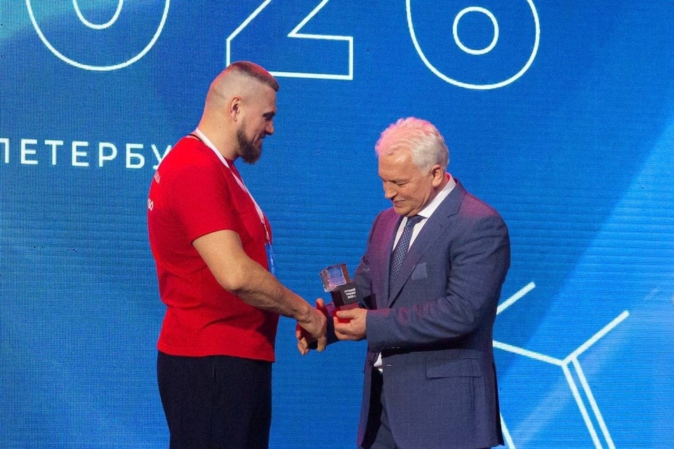    Коллеги поздравляют Дмитрия и желают ему новых достижений. Фото: Новосибирская региональная федерация самбо