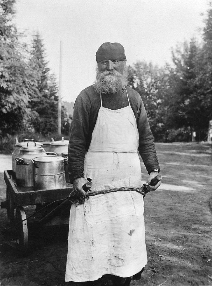 Валаамский монастырь, 1930‐е. Отец Геронтий с телегой. Фотография Эйнара Эрици.