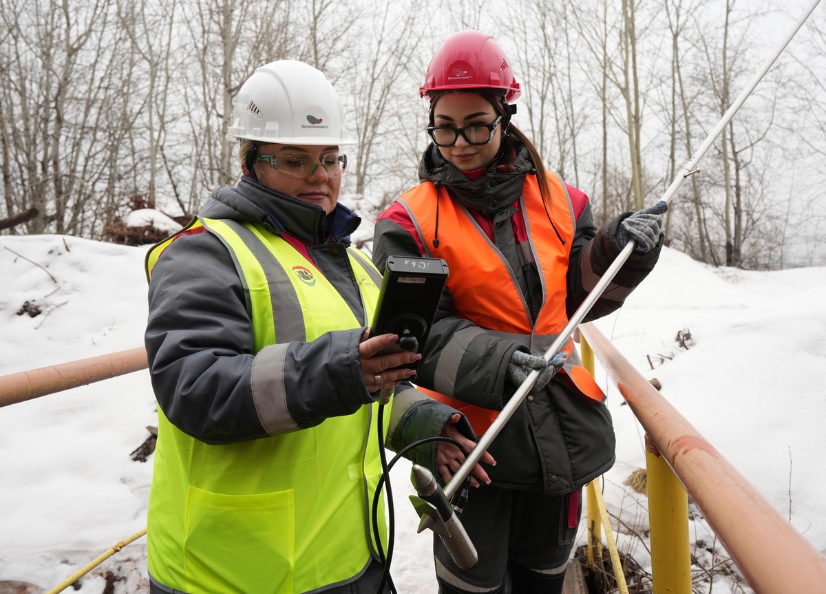 Большую часть времени гидрогеологи проводят в карьере. Их задача - следить за работоспособностью дренажной системы.