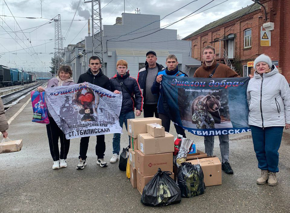   Встреча поезда с ранеными бойцами. Волонтеры группы «Эшелон добра станица Тбилисская» привозят военным горячий обед, влажные полотенца и многое другое, необходимое в долгом пути / фото из архива группы «Эшелон Добра станица Тбилисская»