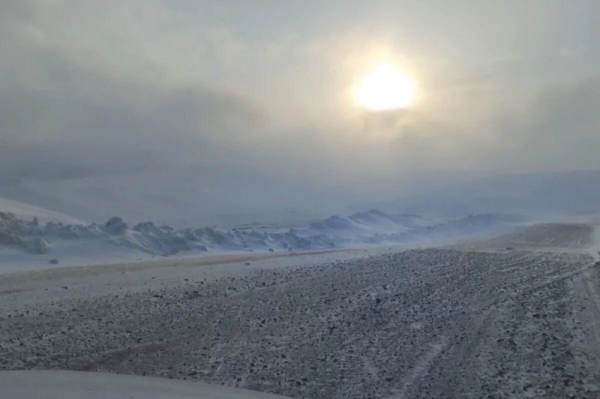    В Якутии спасатели откачали топливо из опрокинувшегося бензовоза