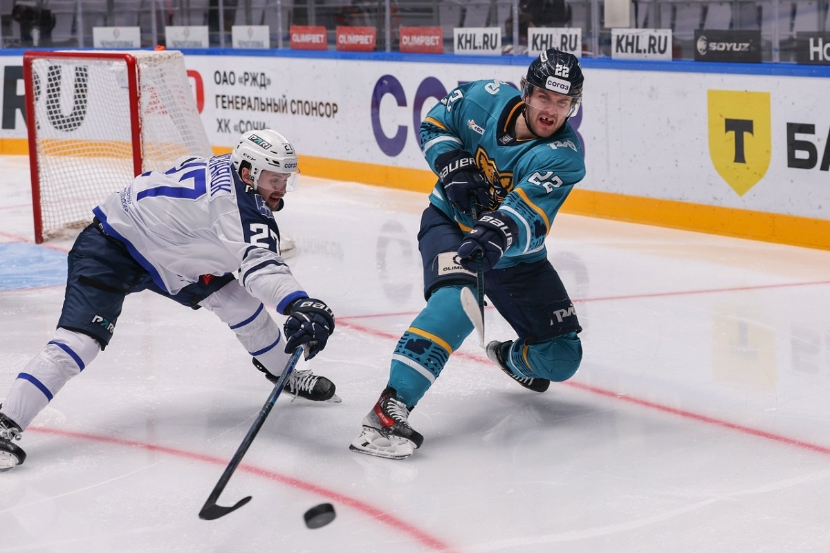    Сергей Гончарук (слева) не забивал голы в 13 матчах подряд, после 24 января, и набрал за это время лишь 3 очка