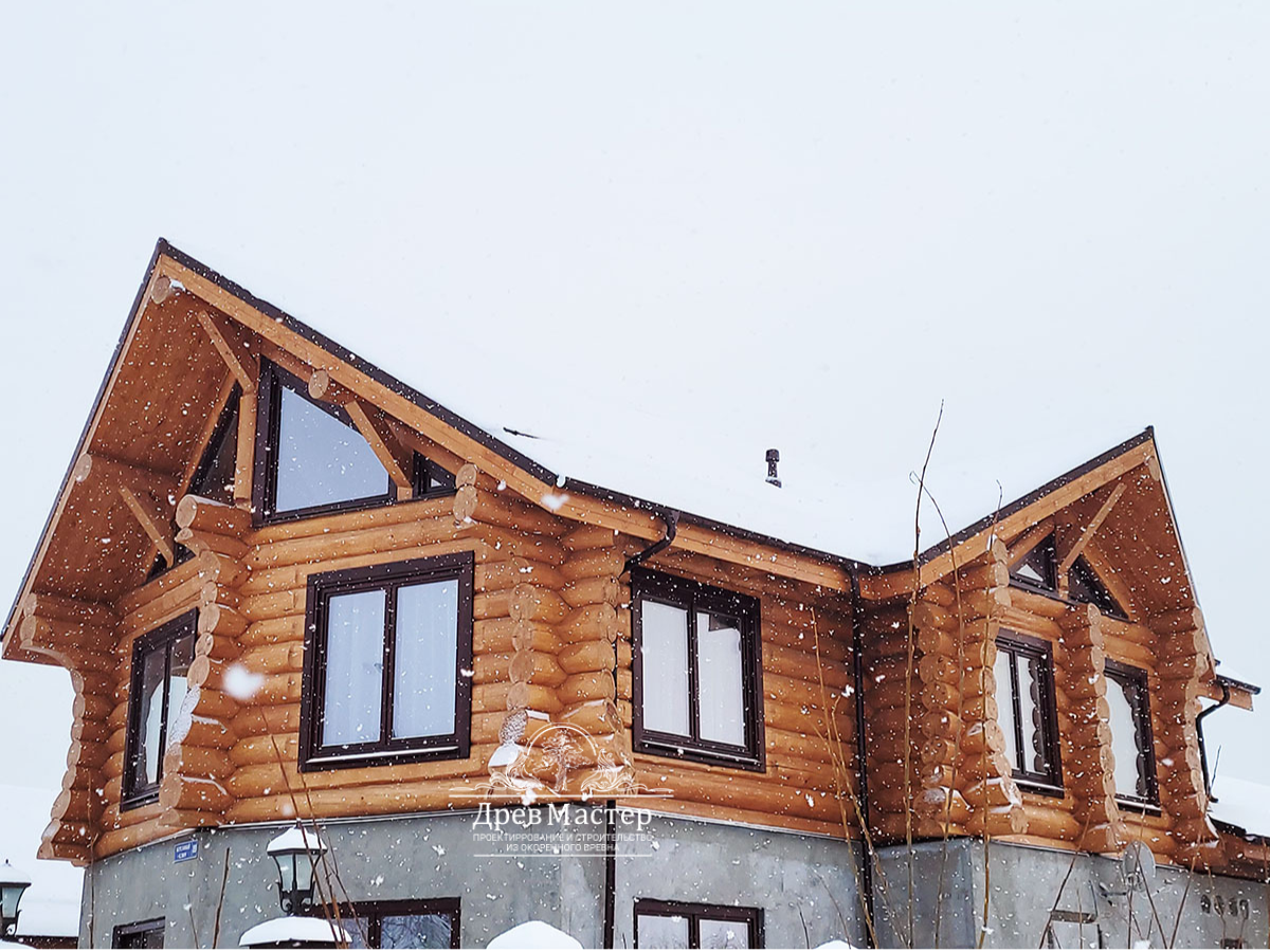 Сруб оформлен "французским" спилом: элегантно, легко.