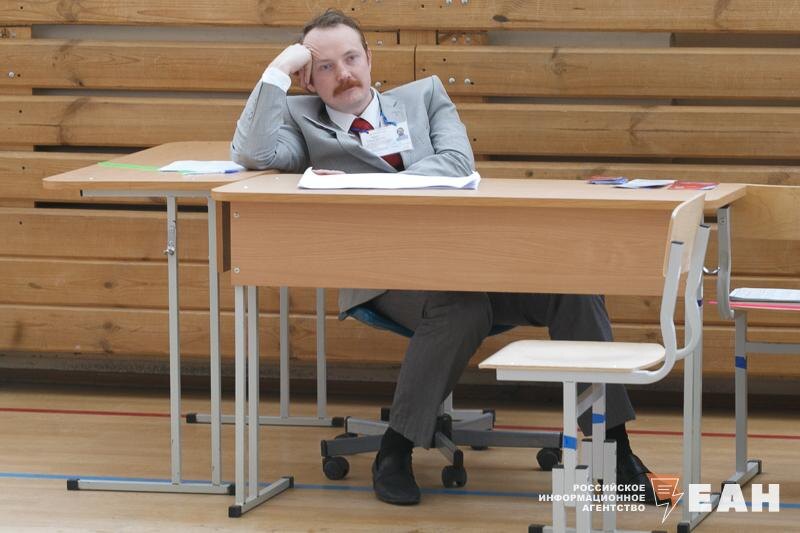    ЕАН / Учитель за партой