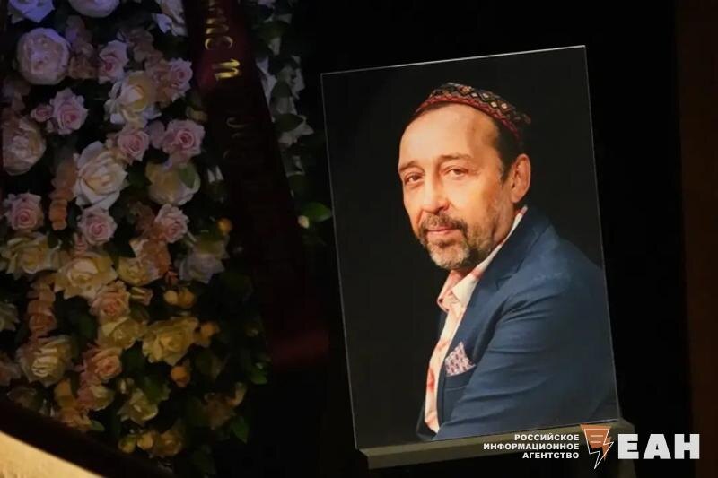    ЕАН. Портрет Коляды с церемонии прощания