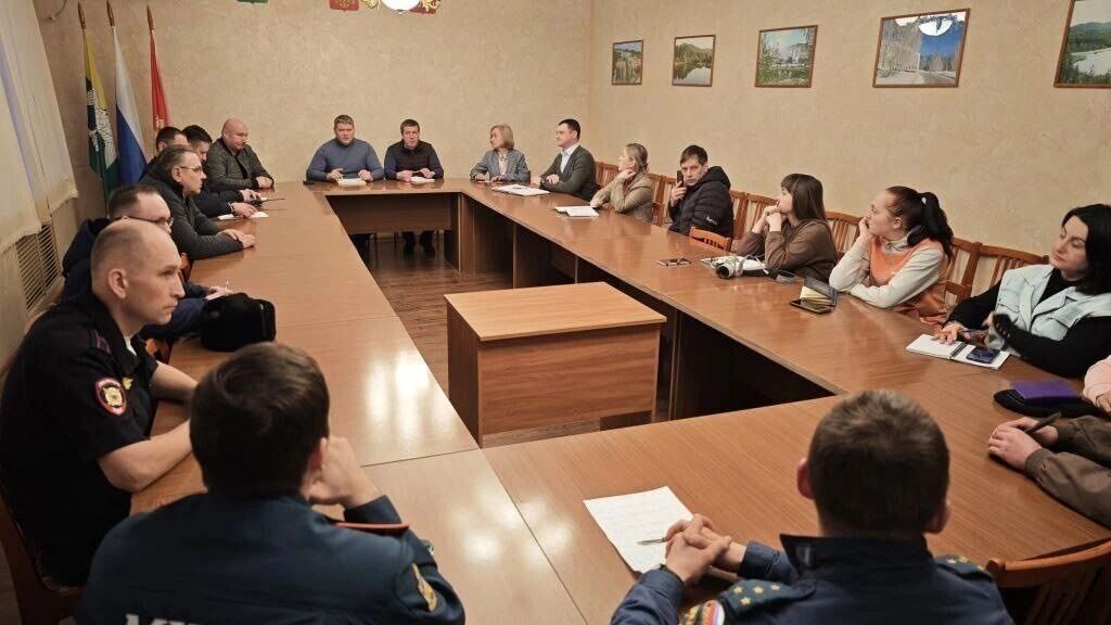    Заседание оперативного штаба по устранению аварии на теплосети в Карабаше   соцсети Павла Титова