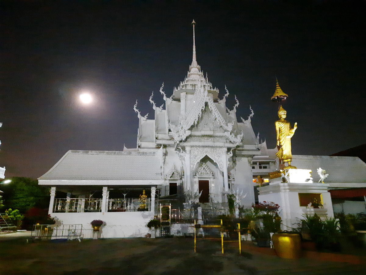 Луна накануне праздника Макха Буча 