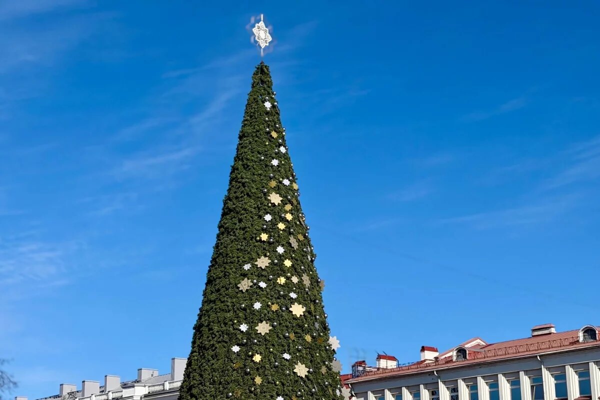    Новогодние украшения в Пскове демонтируют до Международного женского дня