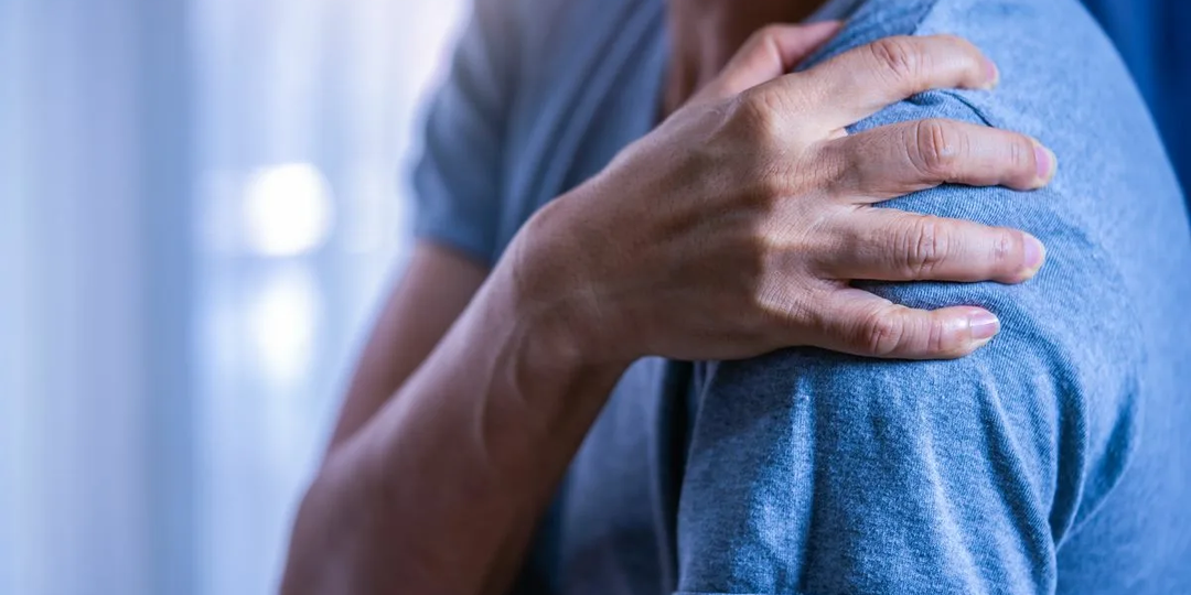 Надрыв надостной мышцы: когда рука не поднимается. Как восстановиться без операции?