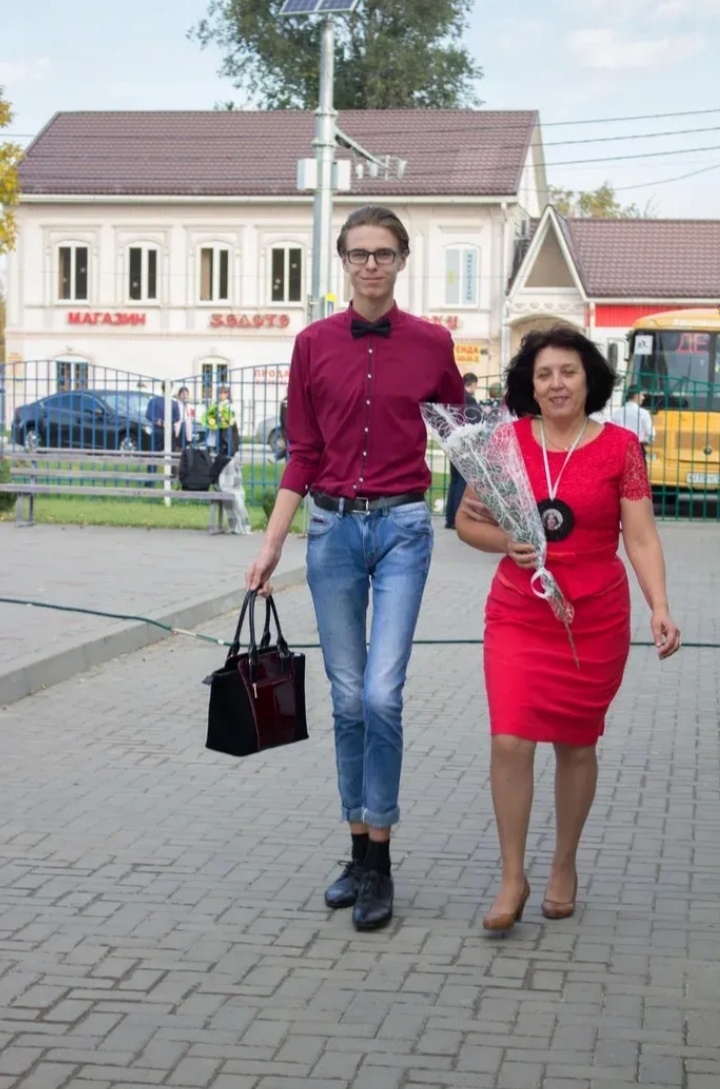 День учителя – 2020. Крыловская, МБОУ СОШ номер 2. Каждого учителя у входа в школьный двор встречали стиляги-одиннадцатиклассники и провожали до класса. Кстати, мне здесь 60 лет. Замечали, что учителя обычно выглядят моложе своих лет?