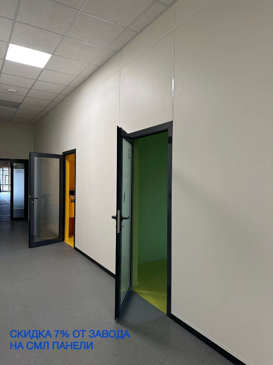 Стены, которые держат удар: панели Basisdekor в коридоре спортцентра. Полимерное покрытие не боится высокого трафика