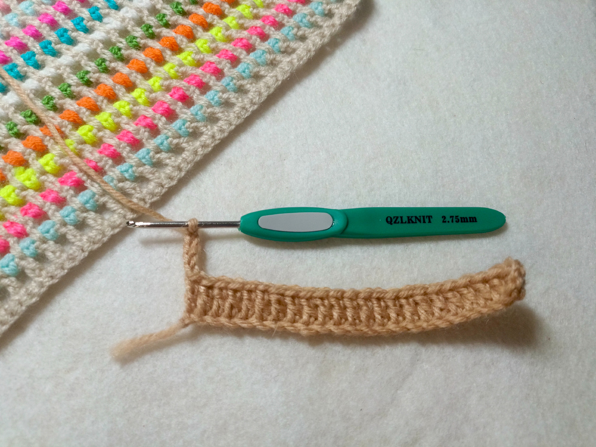 Провязала первый ряд столбиками с накидом и 5 воздушных.