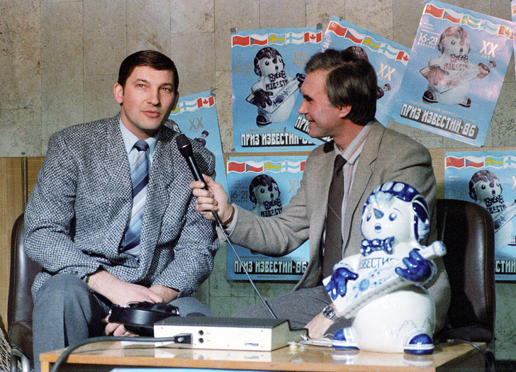    Во время интервью с трехкратным олимпийским чемпионом по хоккею Владиславом Третьяком, 1986 год   
Валерий Зуфаров/ТАСС