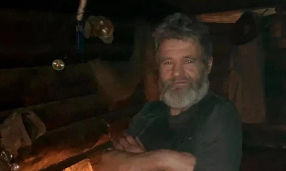 Тимофей Меньшиков в своей заимке, источник фото: скриншот с видеозаписи блогера Олеся Гераймовича/YouTube