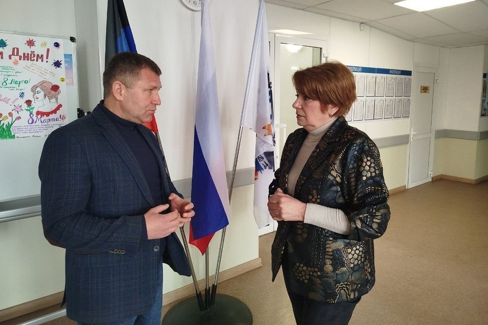    Глава Минприроды ДНР Алексей Шебалков обсудил с директором колледжа Натальей Пятигорец вопрос восстановления учебного корпуса в поселке Комсомольский. Фото: t.me/dnrles_ru
