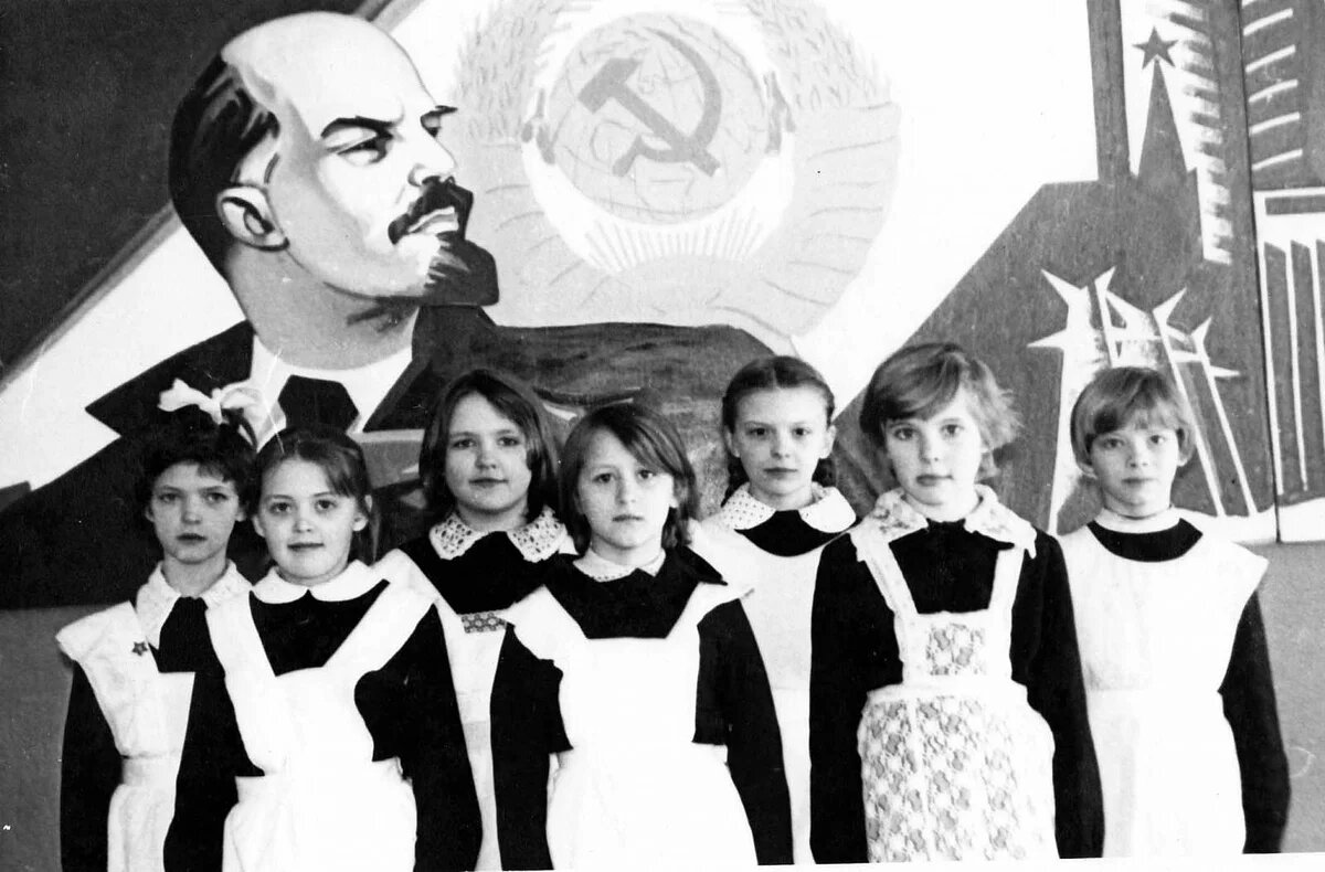 "И Ленин такой молодой..."