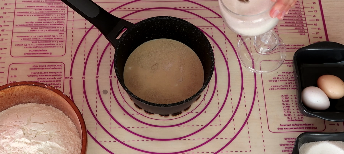 В молоко добавляем дрожжи и сахар