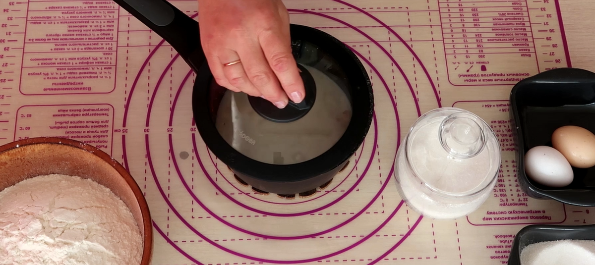 Накрываем крышкой и оставляем