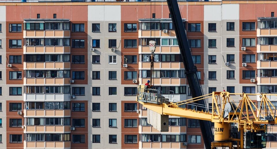    Многоквартирный дом возле стройплощадки Центральной районной больницы в Балашихе 2025 / Медиасток.рф