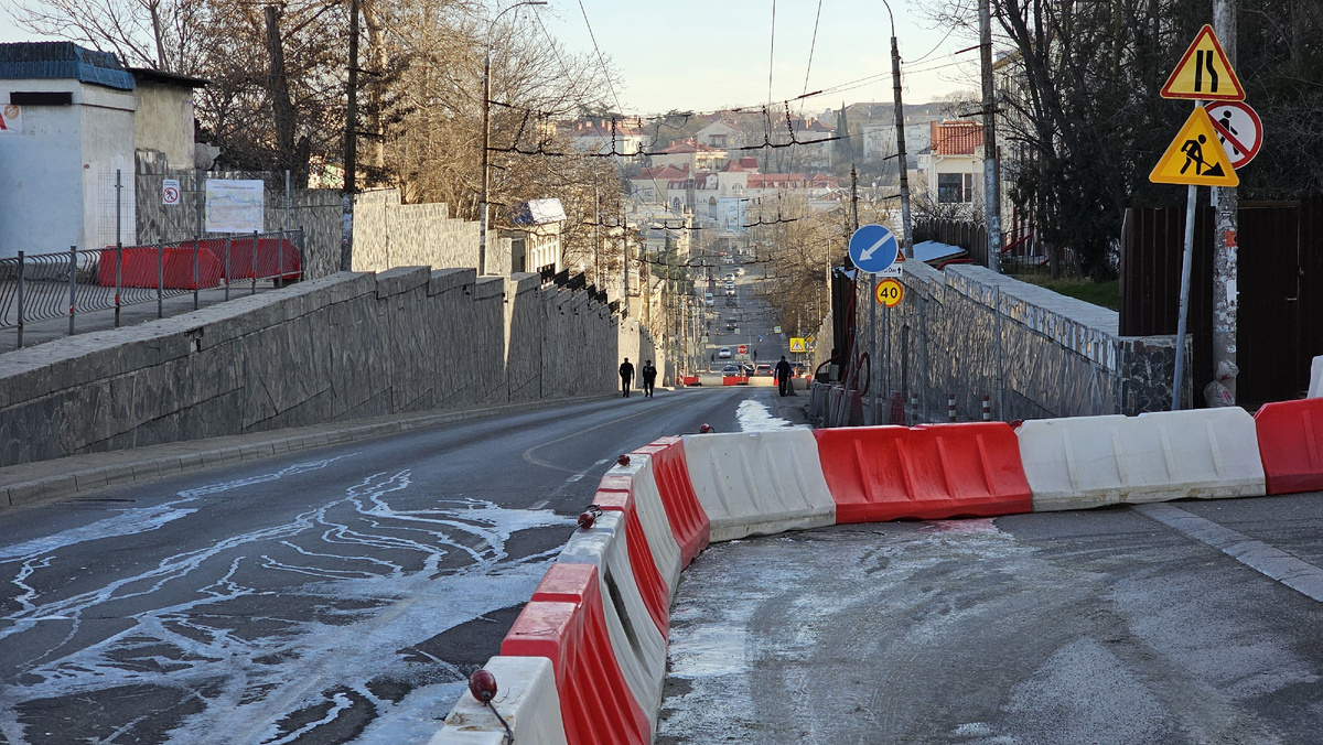 Февраль 2025 г. Перекрытый участок ул. Адмирала октябрьского. Подрядчик готовится приступать к работам по возведению новых подпорных стен. Фото фиксирует состояние "до".